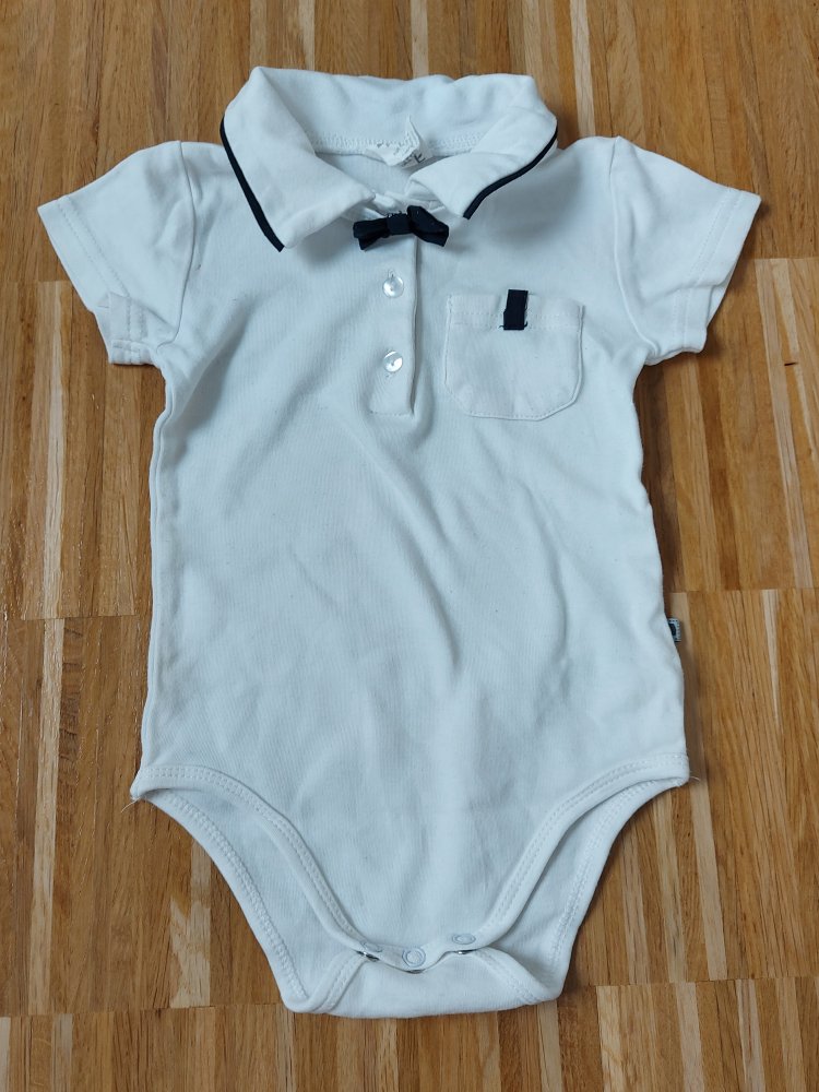 kurzärmliger weißer Baby-Body mit Hemdkragen und abnehmbarer Fliege, Gr. 80