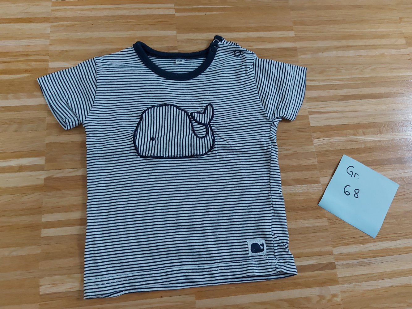 kurzärmliges weiß-blau gestreiftes T-Shirt mit Wal, Gr. 68