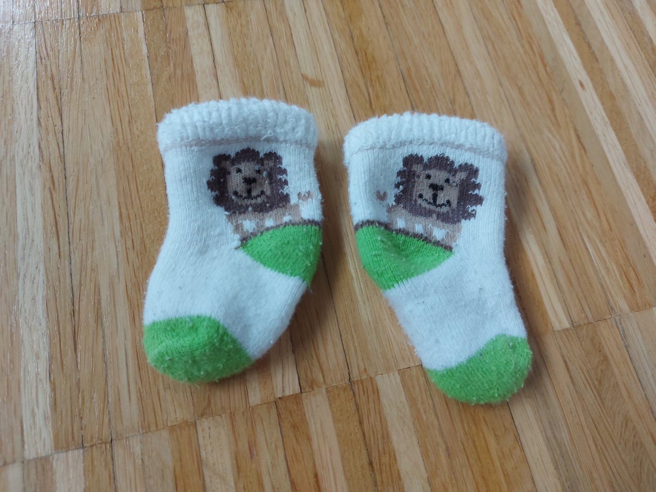 weiße Löwensocken / Babysocken mit Löwenmotiv