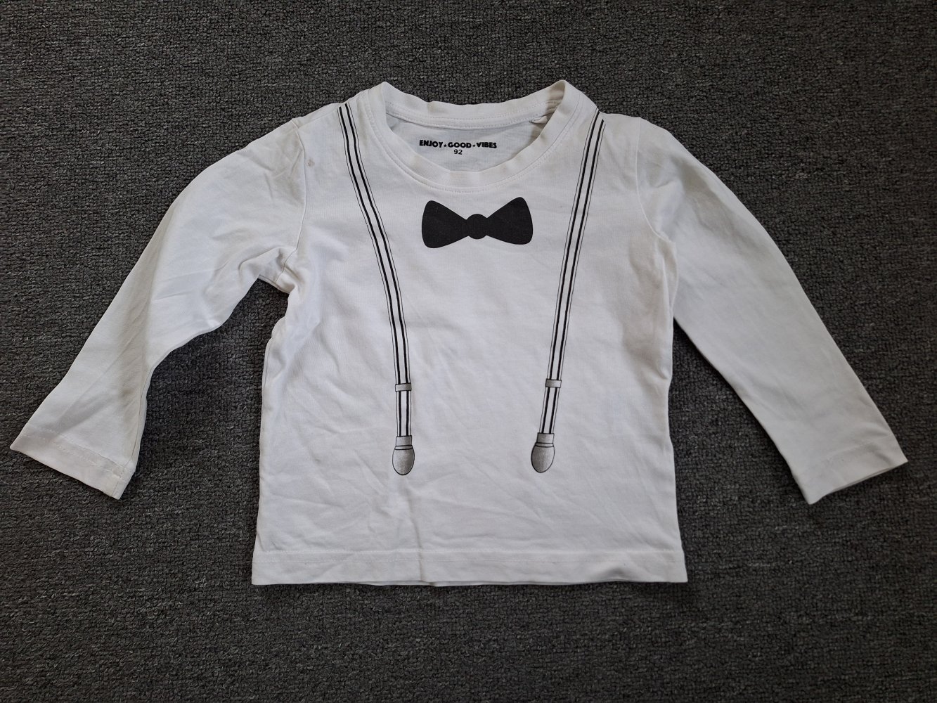 Weißes Langarmshirt mit aufgedruckter Fliege, Gr. 92