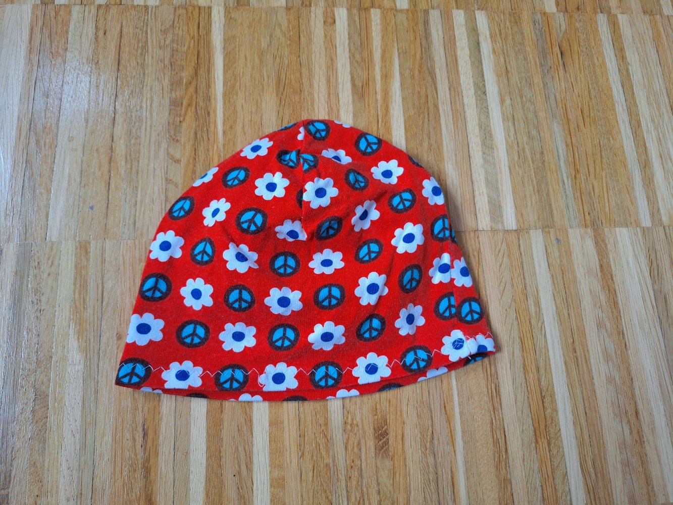 rote Babymütze mit Peace-and Flowers
