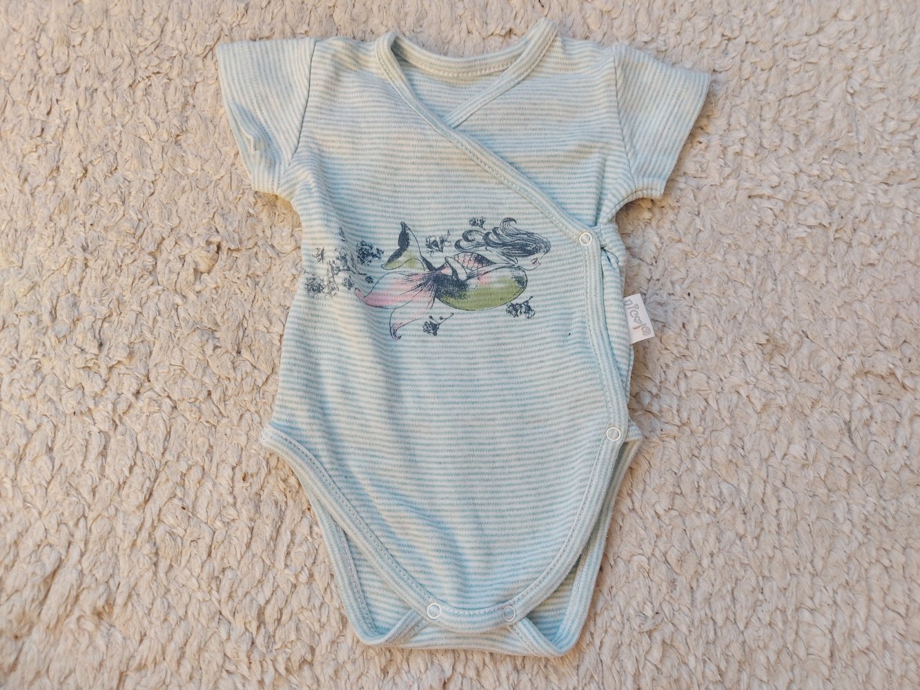 türkis-weiß gestreifter Kurzarmbody mit Meerjungfraumotiv Gr. 56