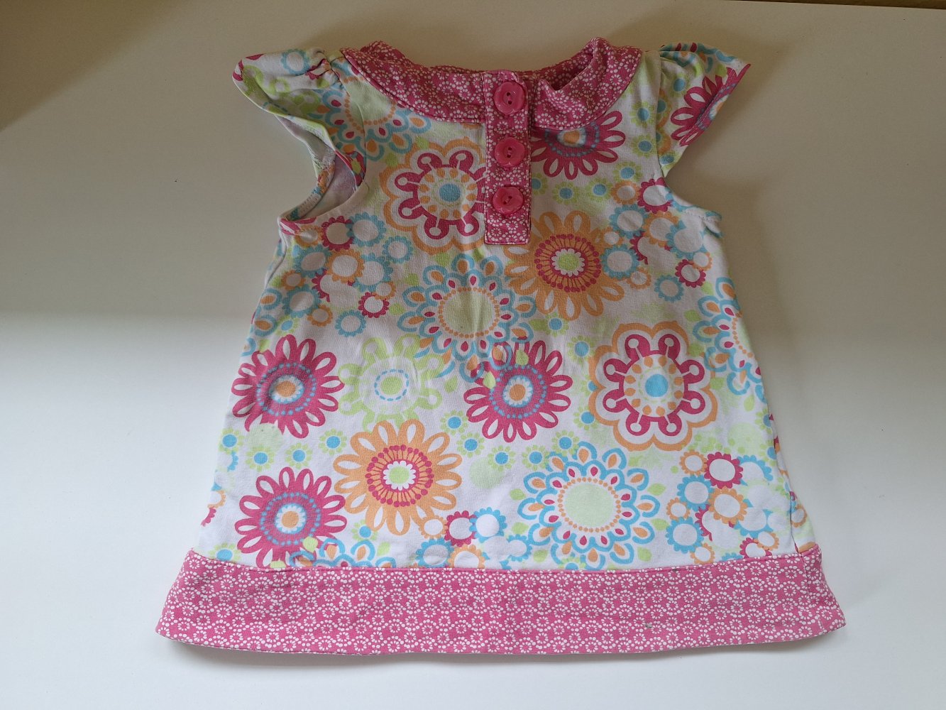 Sehr süßes buntes Kleidchen mit Blumenmuster, Gr. 74