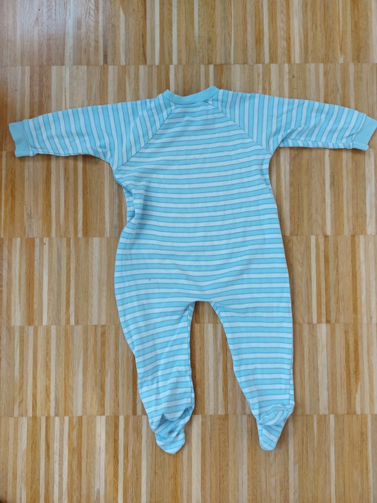 blau-weiß gestreifter Baby-Schlafanzug Gr. 74/80