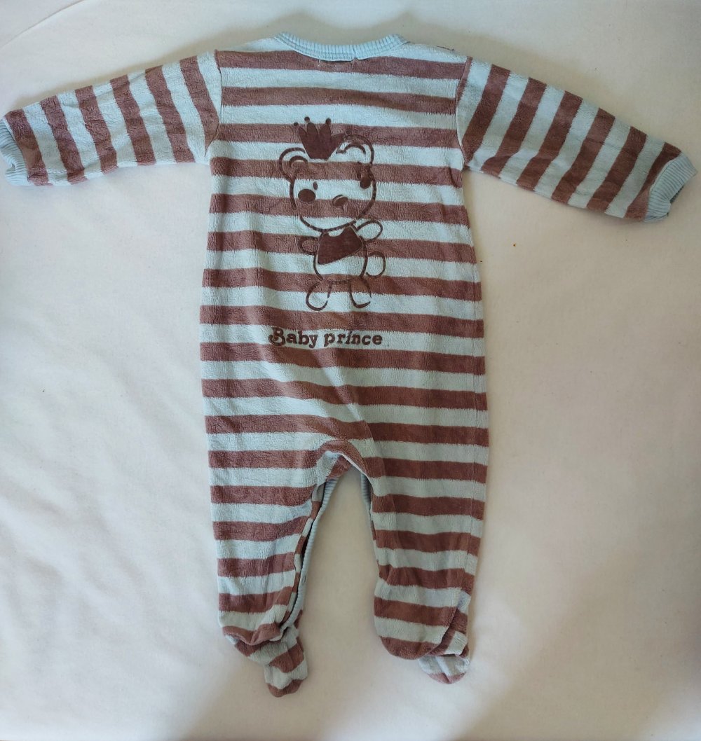 blau-braun gestreifter Babyschlafanzug 