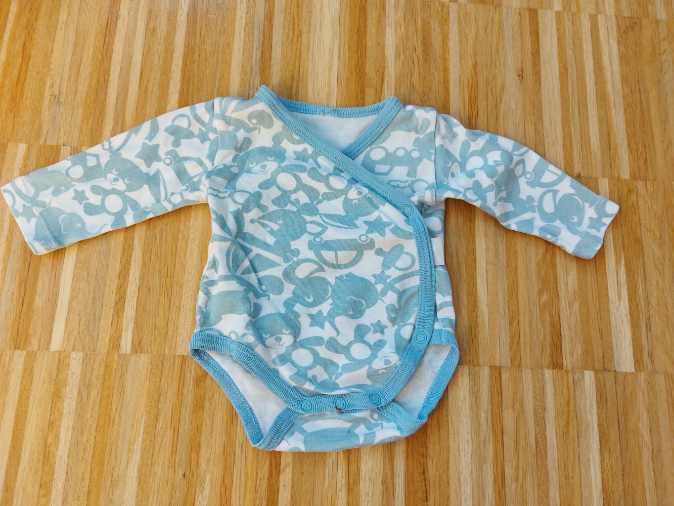 weiß-blauer Langarm-Wickelbody Gr. 56 