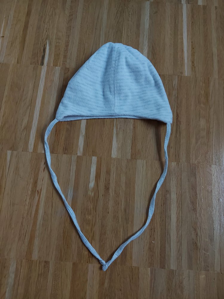 weiß- grau gestreiftes Babymützchen mit Schnüren