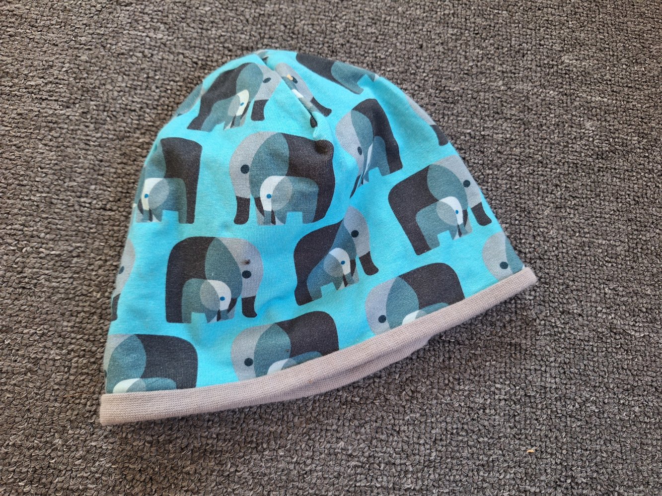 Blaue Mütze mit Elefanten