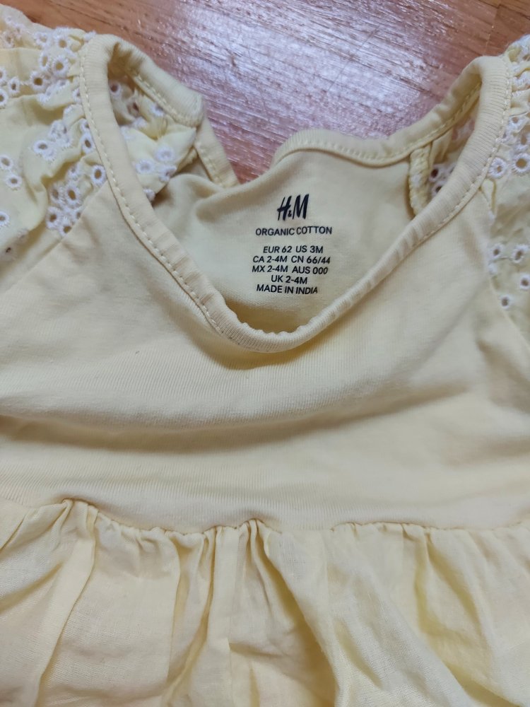 süßes zitronengelbes Babykleidchen mit weißer Stickerei, Gr. 62 Bodykleid