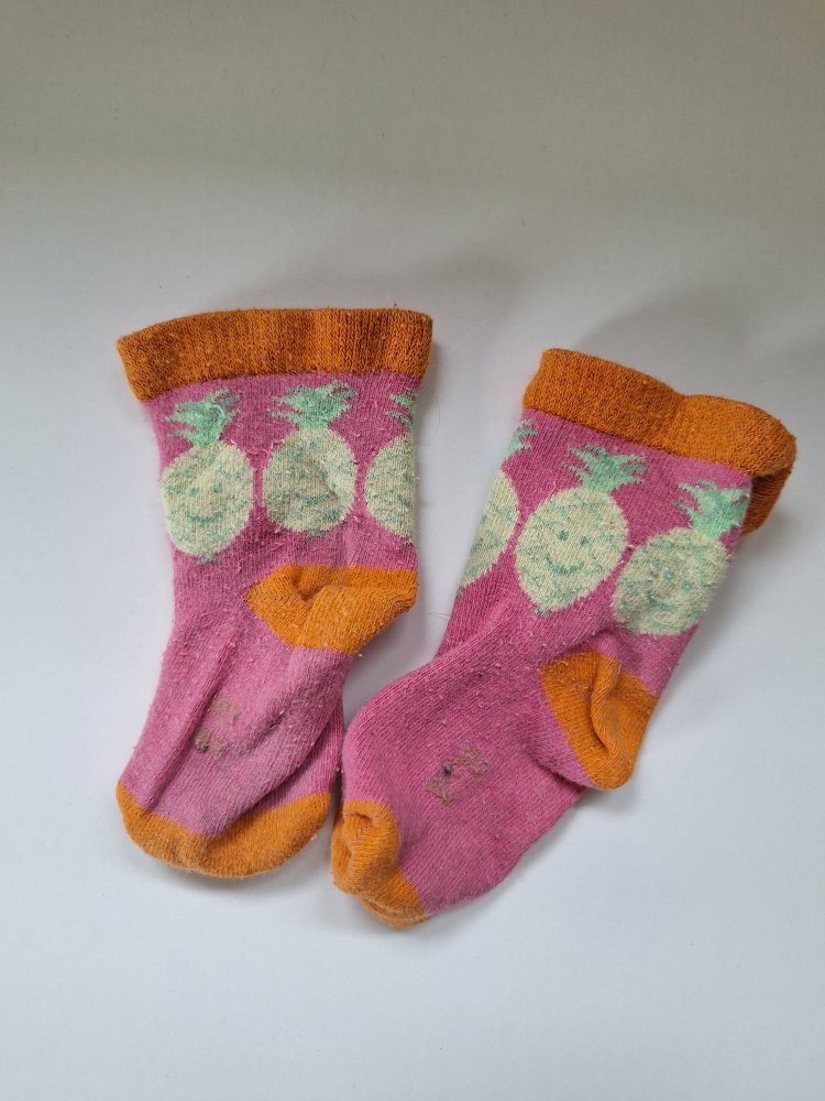 pink orange Babysöckchen / Sneakersocken mit Ananas