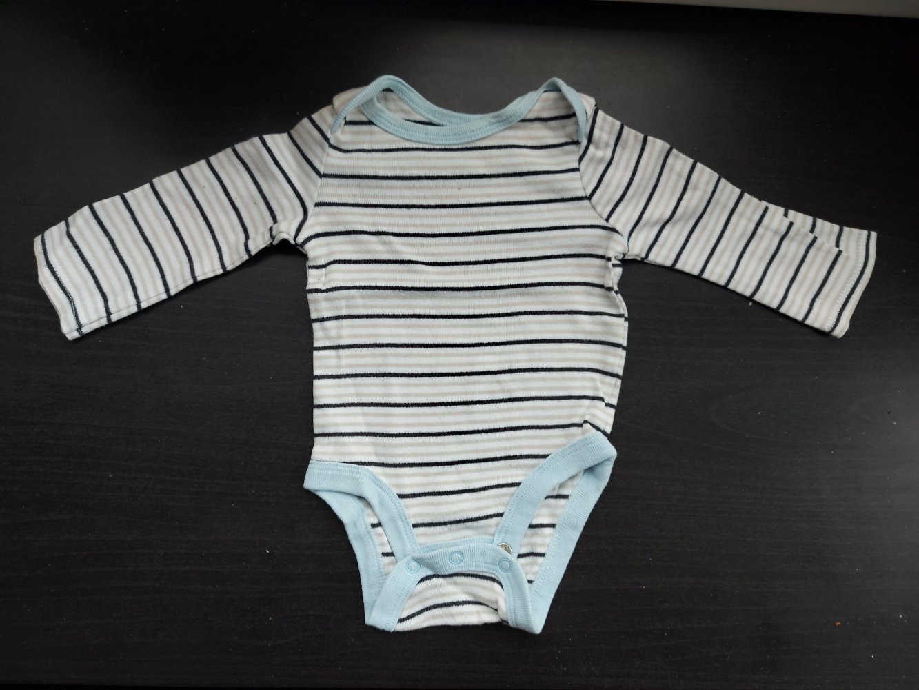 Weiß-blau gestreifter Langarmbody Gr. 56