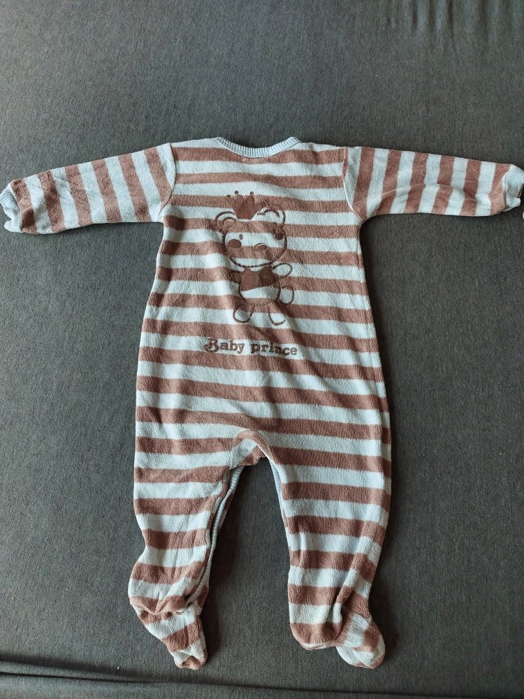 blau-braun gestreifter Babyschlafanzug 