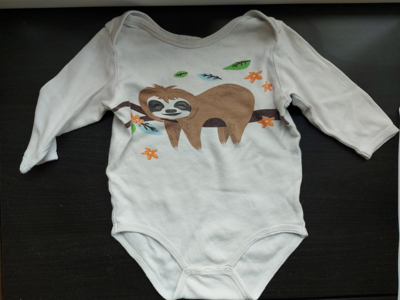 Weißer Langarm Babybody mit Faultiermotiv Gr. 62/68