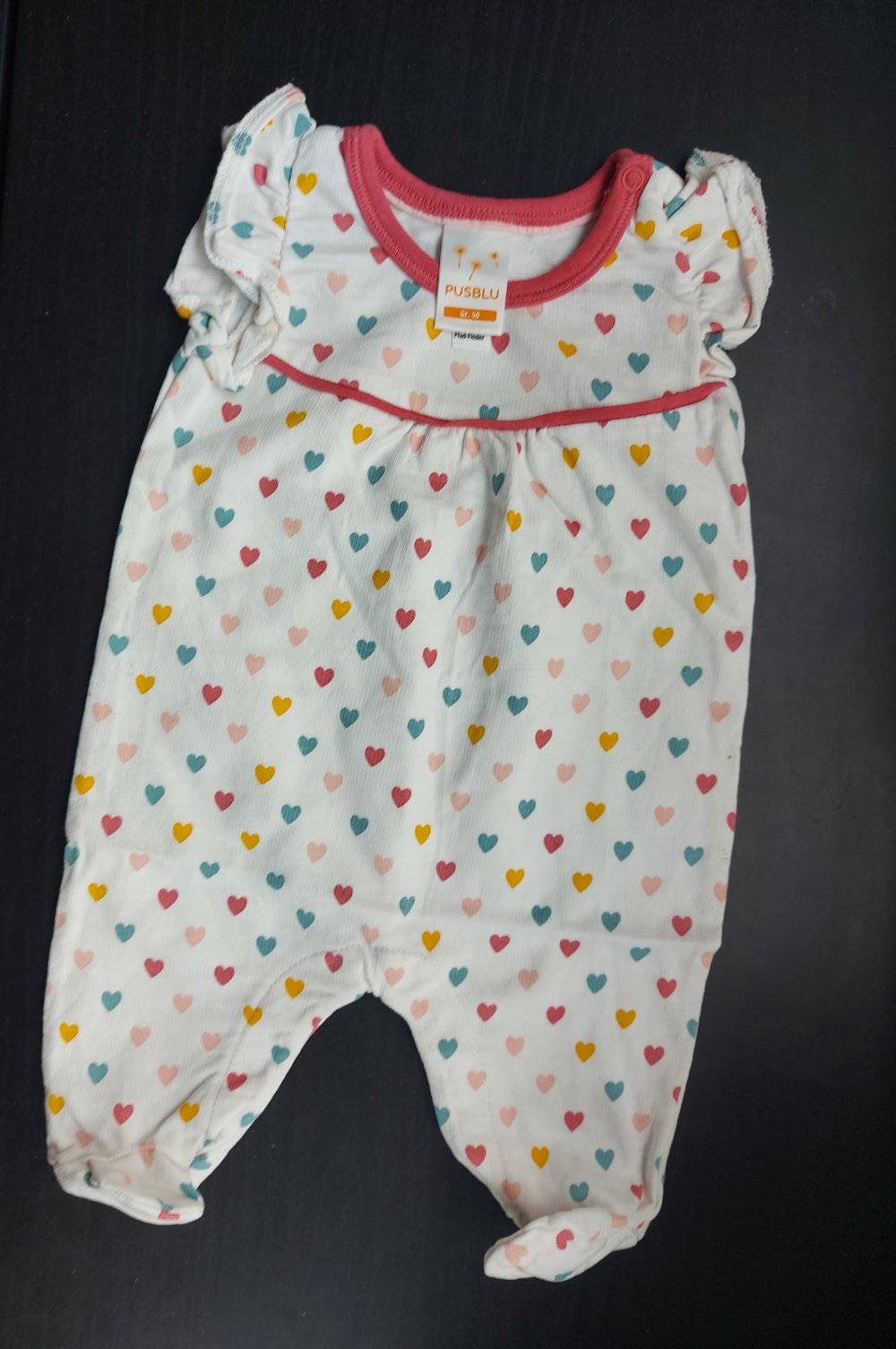 weißer Babystrampler/Jumper mit bunten Herzen Gr. 50