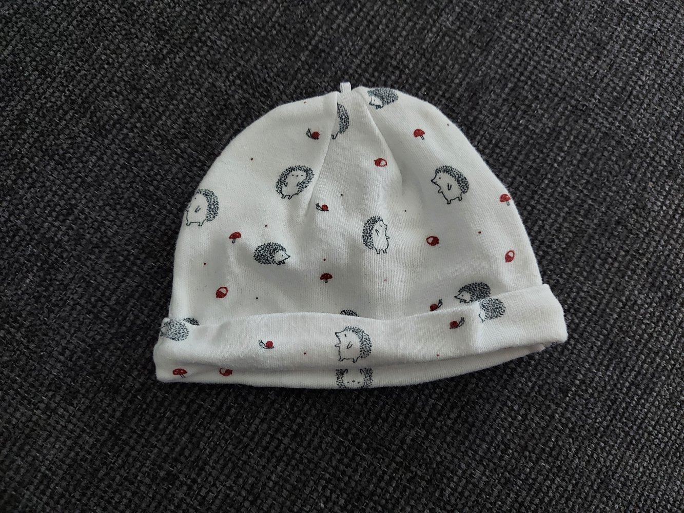 süßes Erstlingsmützchen mit Igeln Gr. 38/39