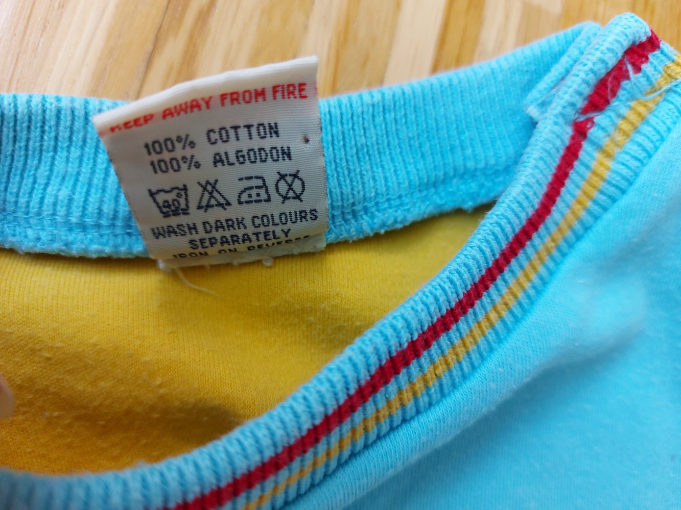 kurzärmliges gelb-blaues T-Shirt mit Haimotiv 