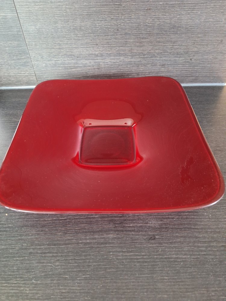 Flacher roter Teller oder Schale