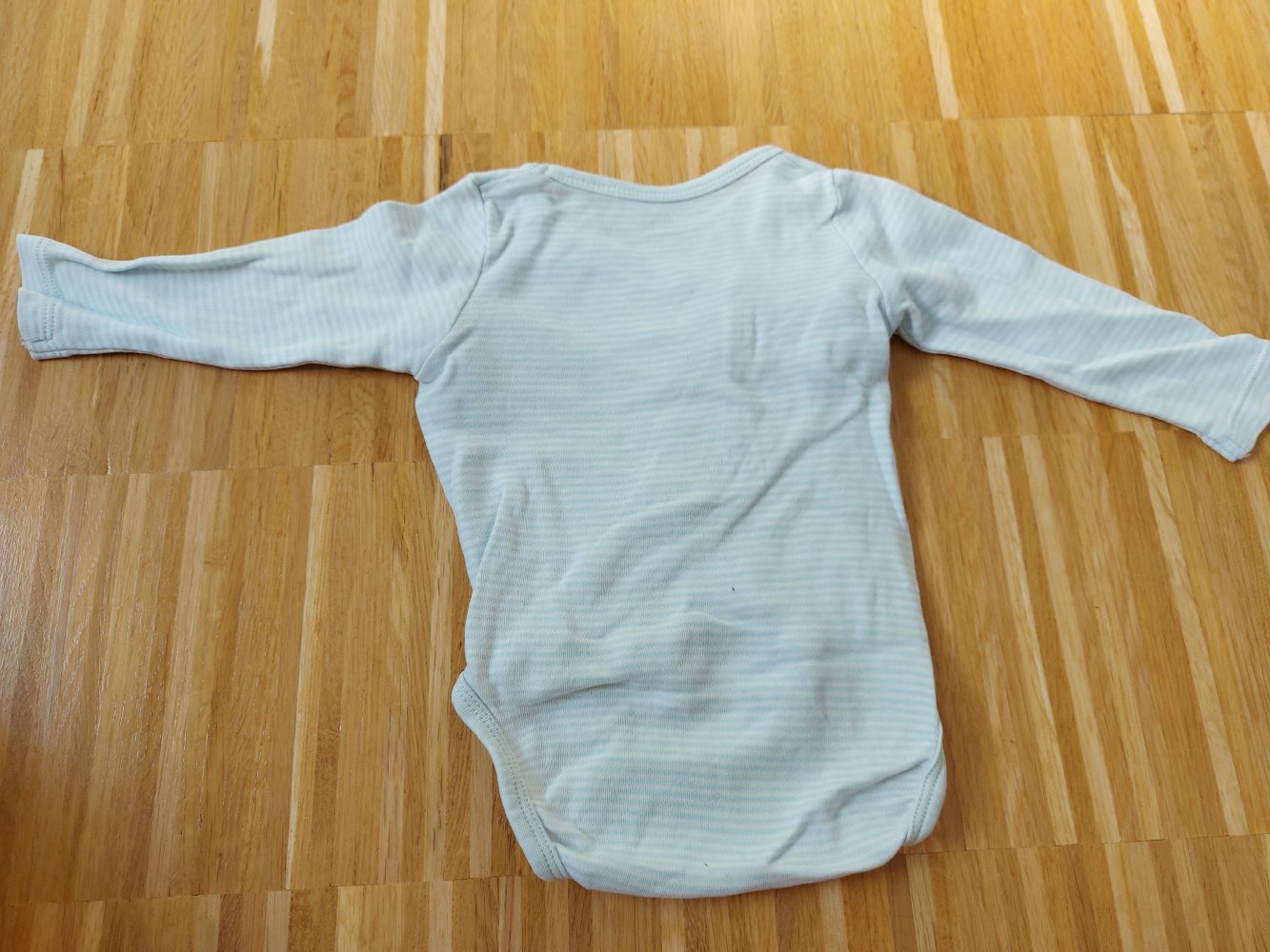 hellblau gestreifter Langarm-Wickelbody H&M Gr. 56