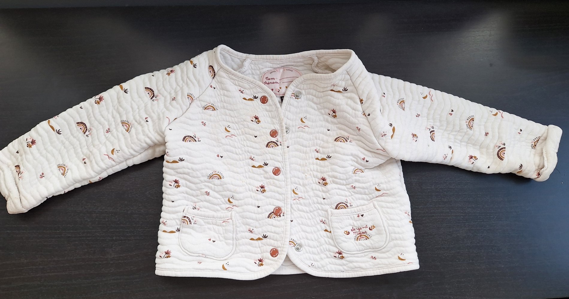 Weiße gesteppte Babyjacke mit Regenbögen, G. 86