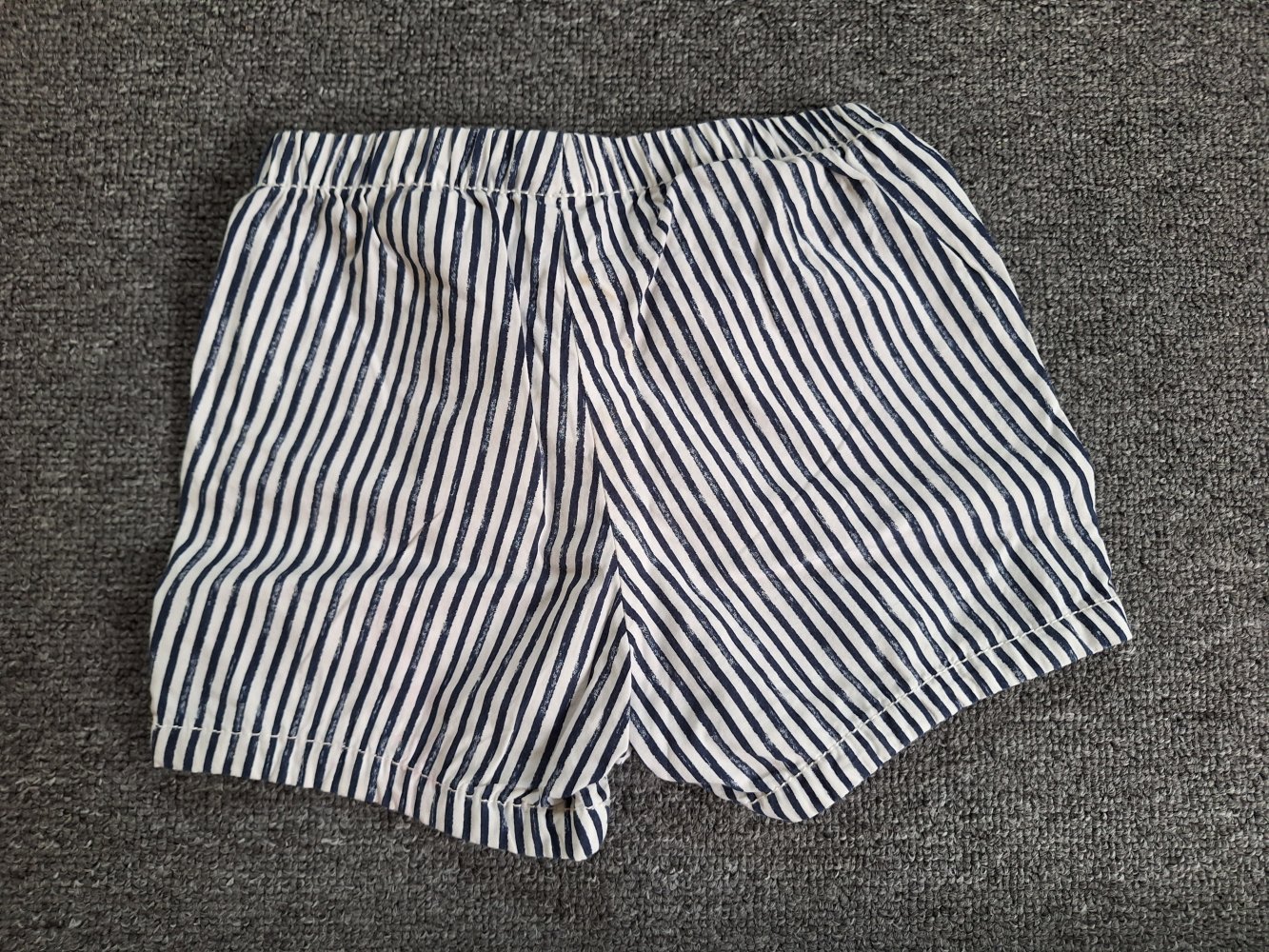 Weiß-blau gestreifte kurze Hose, Gr. 80