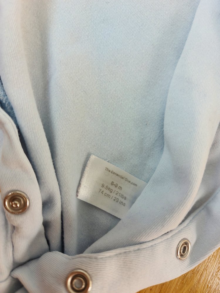 hellblauer Babyschlafanzug mit Füßchen Gr. 74