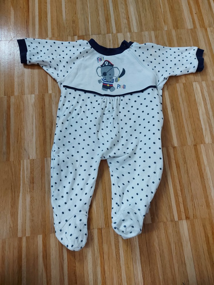 weißer Babyschlafanzug mit blauen Punkten und Piratenelefant Gr. 68