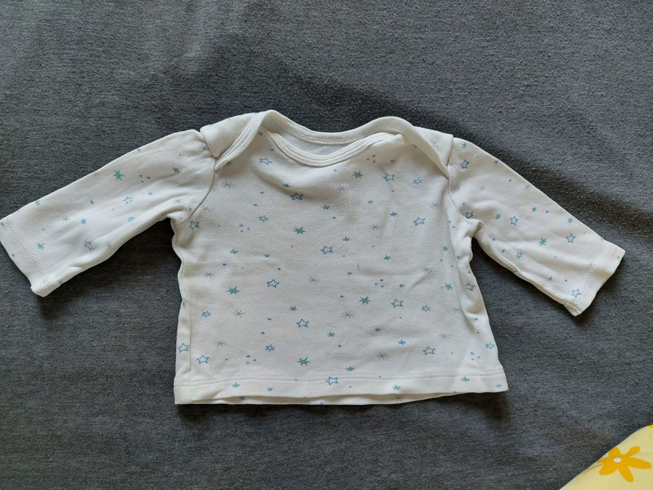 weißer Babypullover mit hellblauen Sternen, Gr. 56