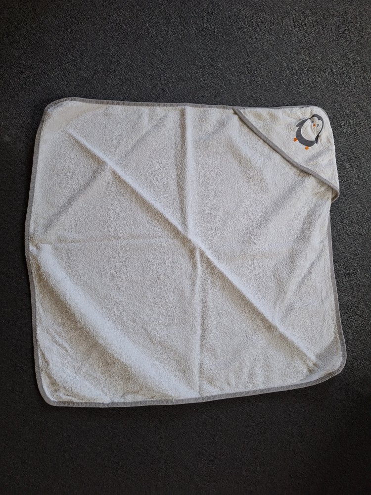 weißes Baby-Kapuzenhandtuch mit Pinguin