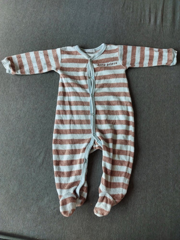 blau-braun gestreifter Babyschlafanzug 