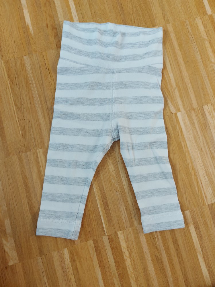 weiß-grau gestreifte Babyhose mit breitem Bund
