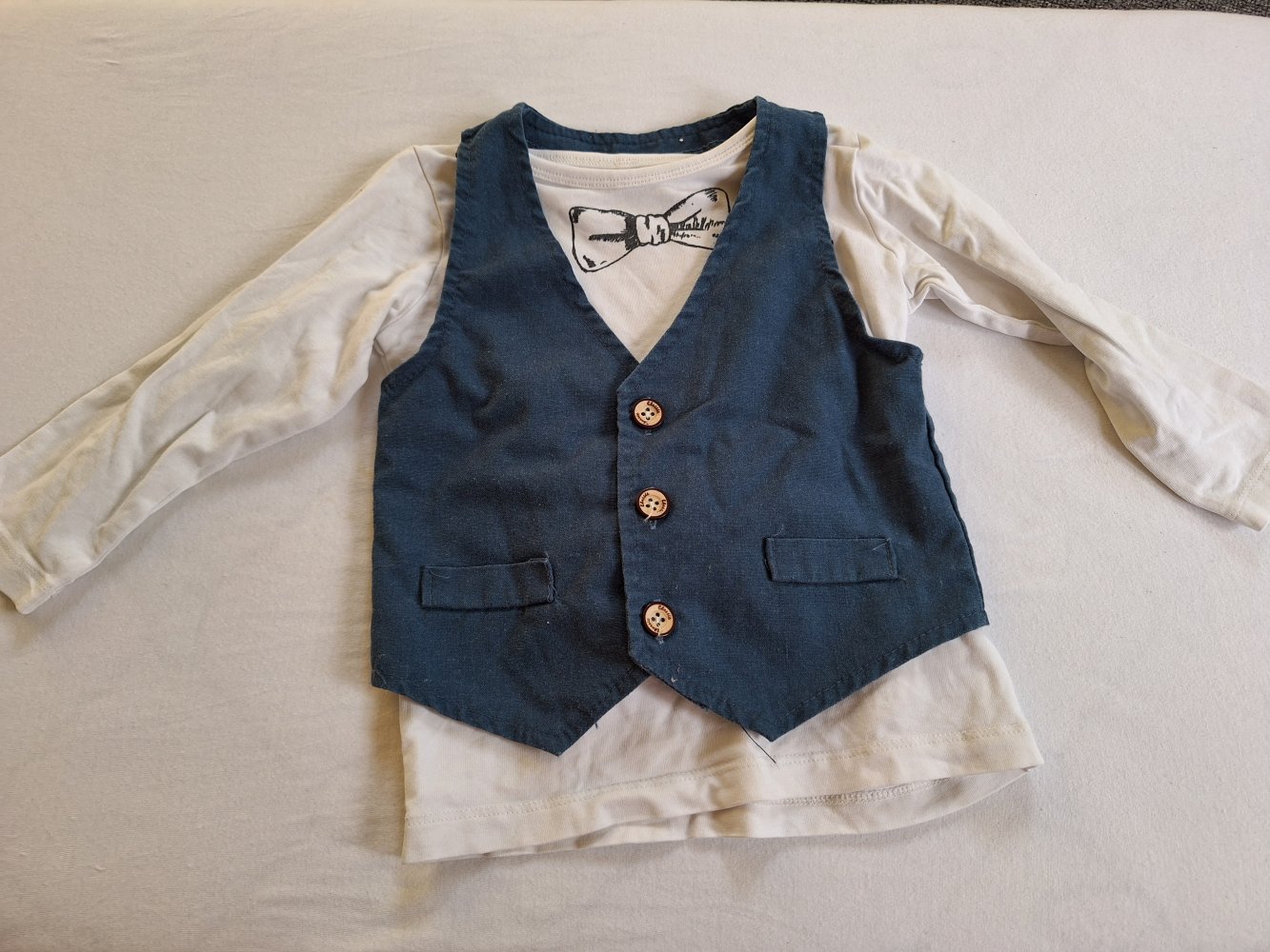 Set: weißes Langarmshirt mit Schleife und blauer Weste, Gr. 86