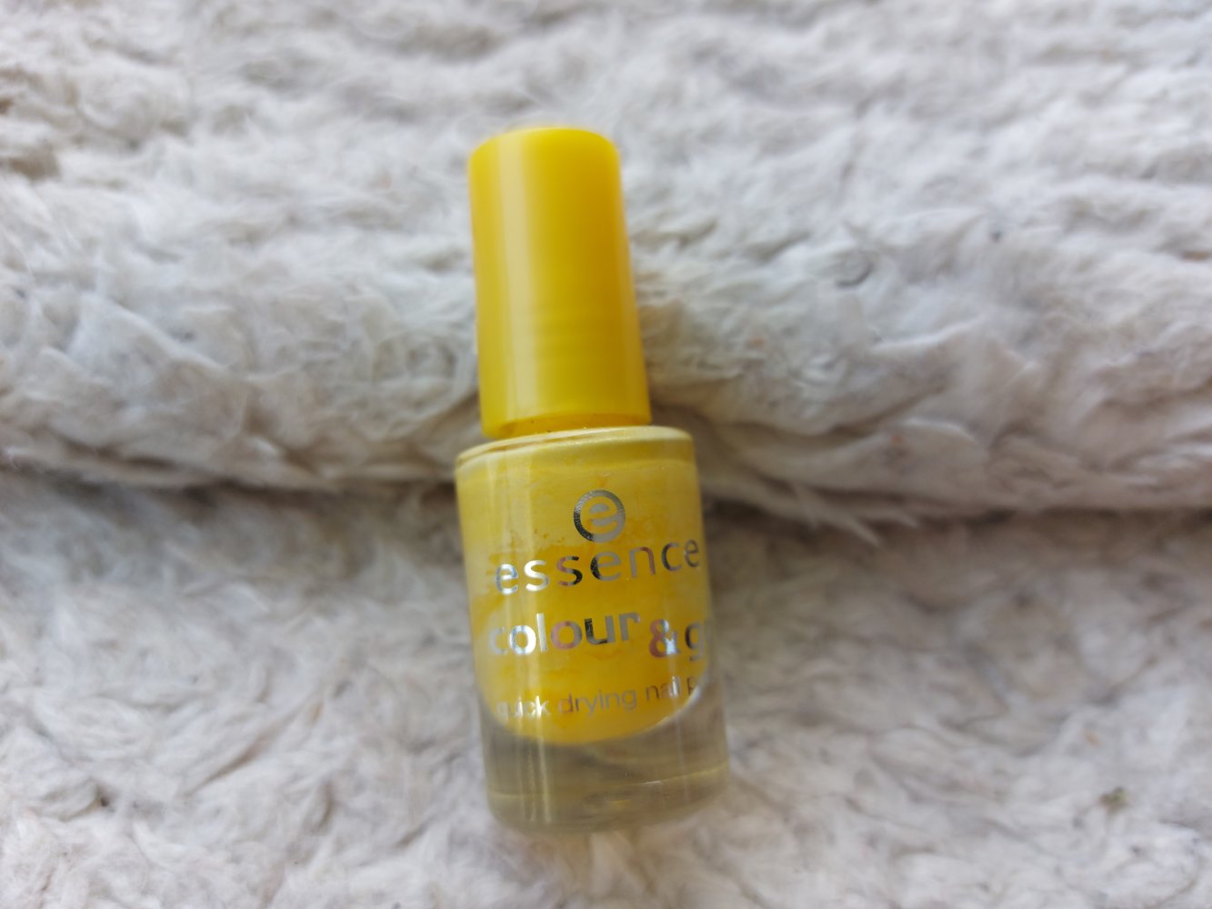 gelber Nagellack: essence colour & go 95 wanna be your sunshine