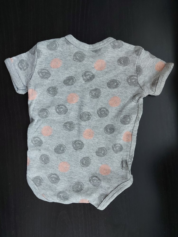 Grauer Kurzarmbody mit Punkten Gr. 50/56