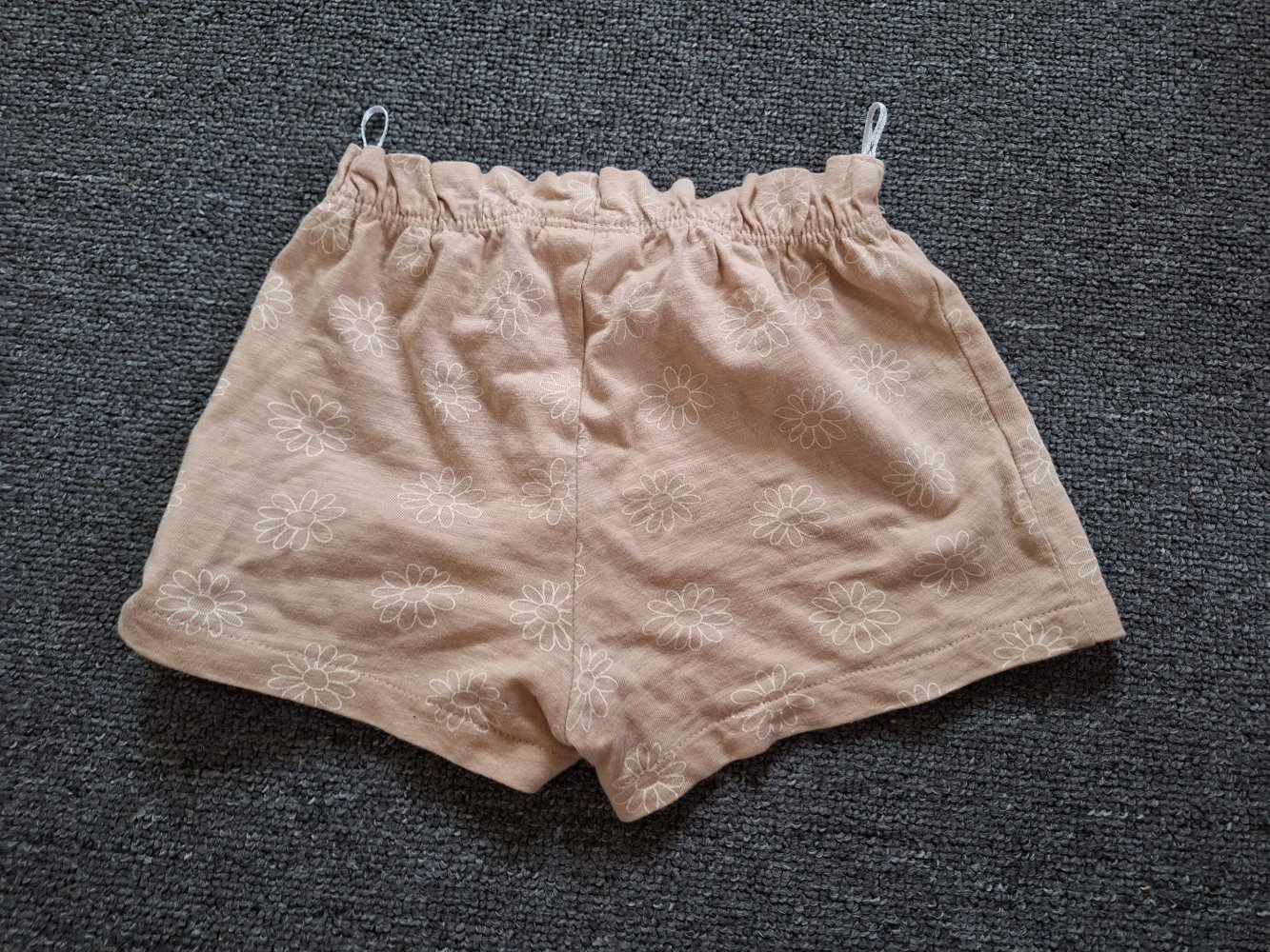 kurze beige Sommershorts mit Blumen, Gr. 80