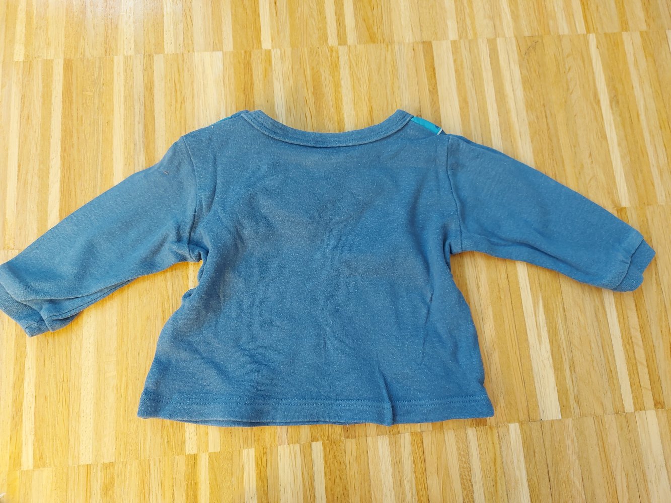Blauer Langarmpullover mit Schal / Winterpullover für Babys Gr. 62