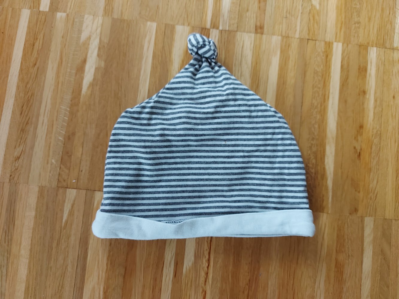 weiß-grau gestreifte Babymütze mit Bommel, Gr. 68 (3-6 Monate)