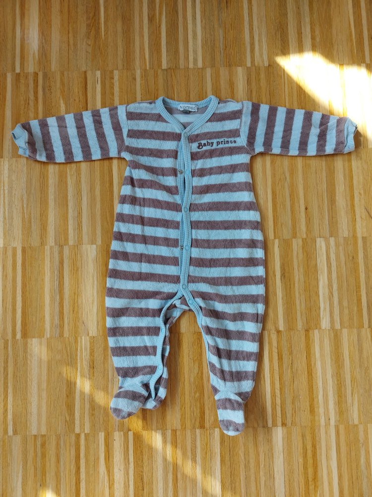 blau-braun gestreifter Babyschlafanzug 