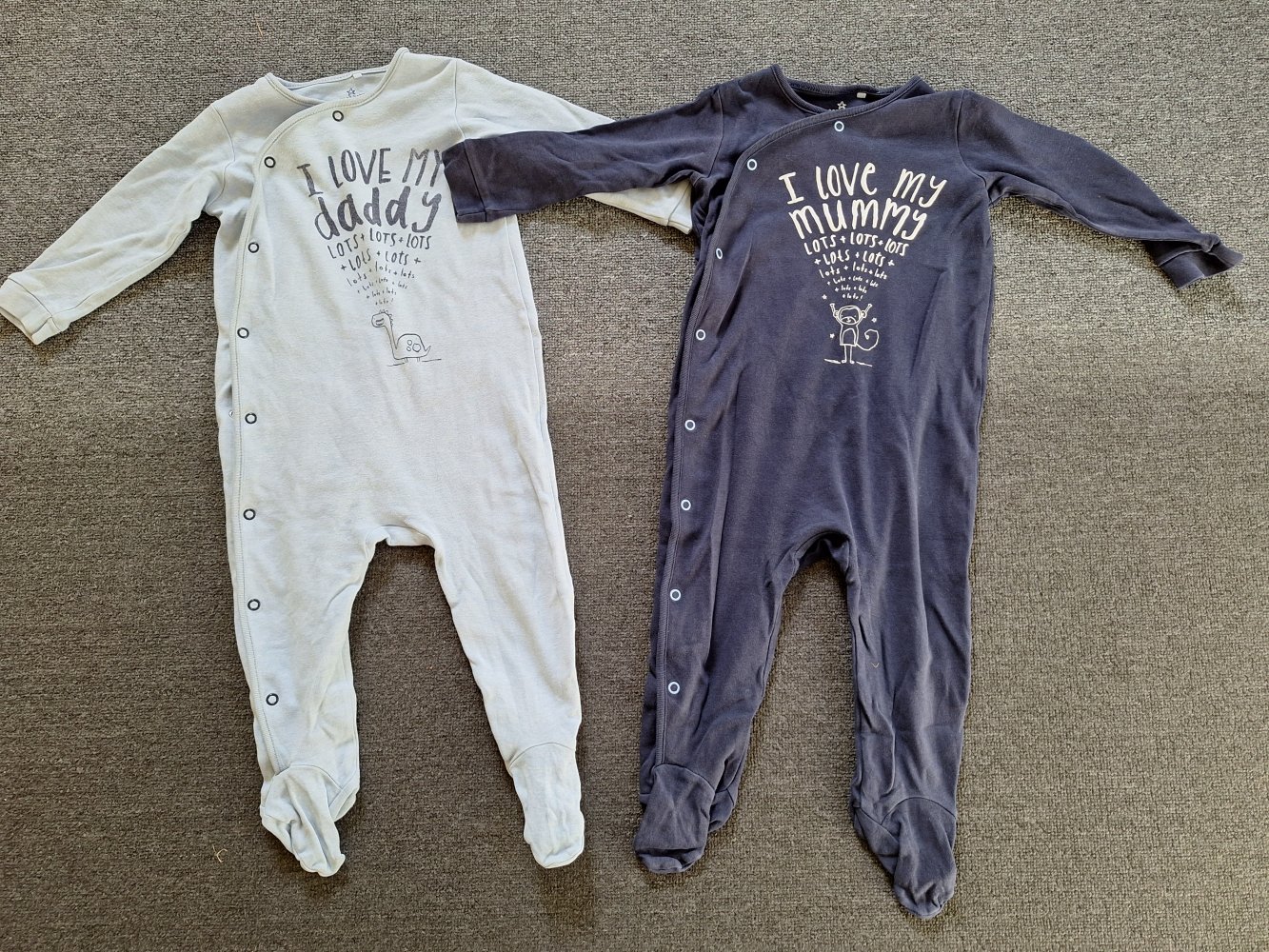 hellblauer und dunkelblauer Pyjama I love my daddy mummy