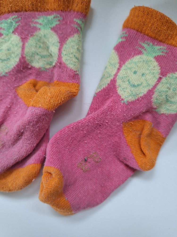 pink orange Babysöckchen / Sneakersocken mit Ananas