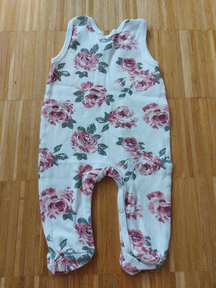 weißer Babystrampler mit Rosenmuster, Gr. 68 mit Füßchen