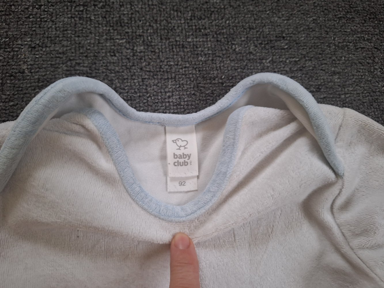 Weißes Langarmshirt mit Eisbär mit moustache, Gr. 92