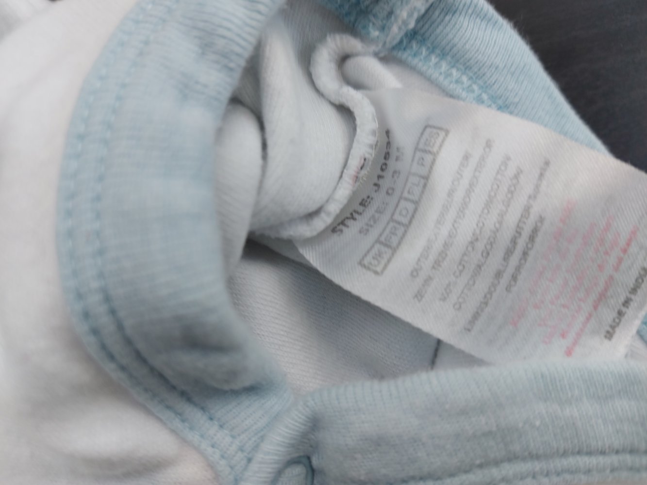 langärmliger hellblau-weißer Babybody 0-3 Monate