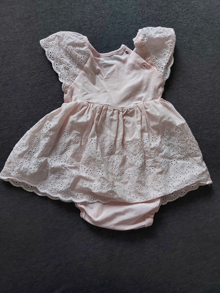 süßes zartrosa Babykleidchen mit weißer Stickerei, Gr. 68 Bodykleid