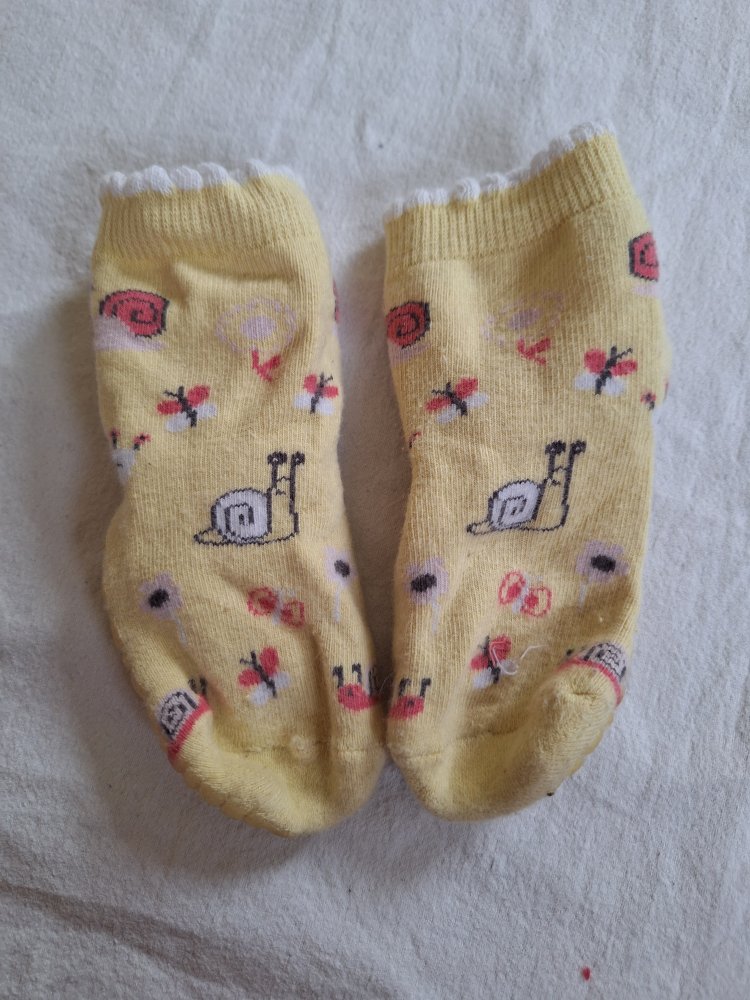 Gelbe Stoppersocken mit Schnecken, Gr. 19-20