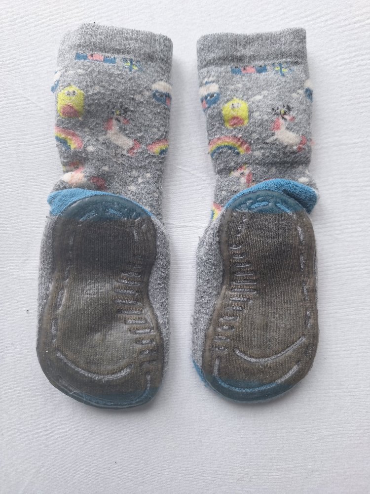 Graue Stoppersocken mit Einhörnern