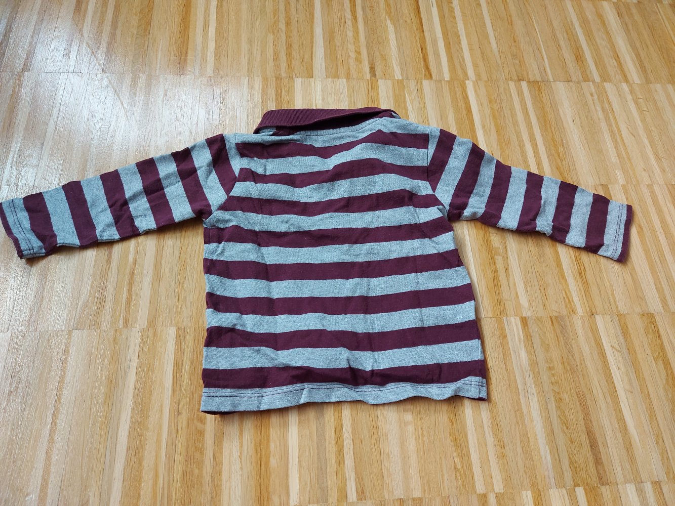 Weinrot-grau gestreiftes Poloshirt Gr. 80