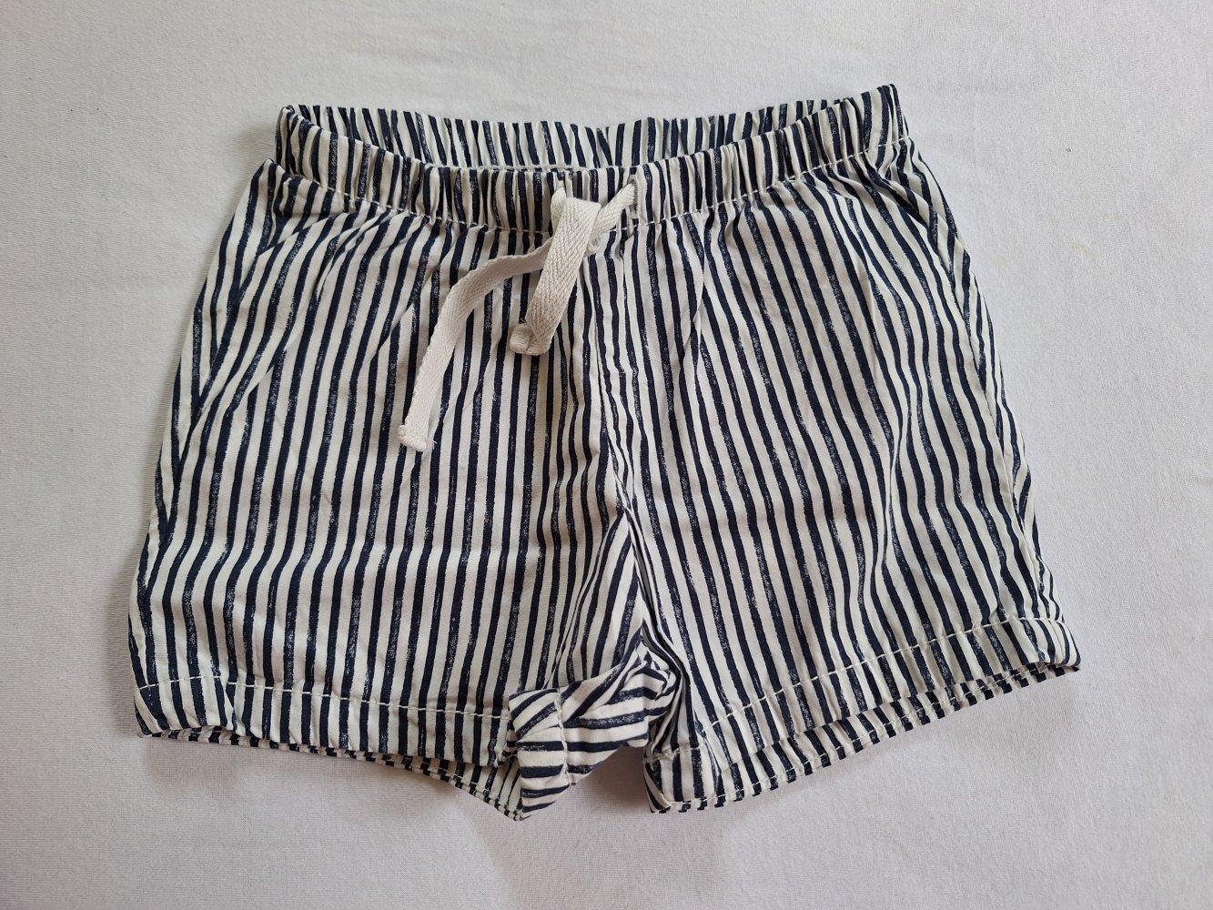 Weiß-blau gestreifte kurze Hose, Gr. 80