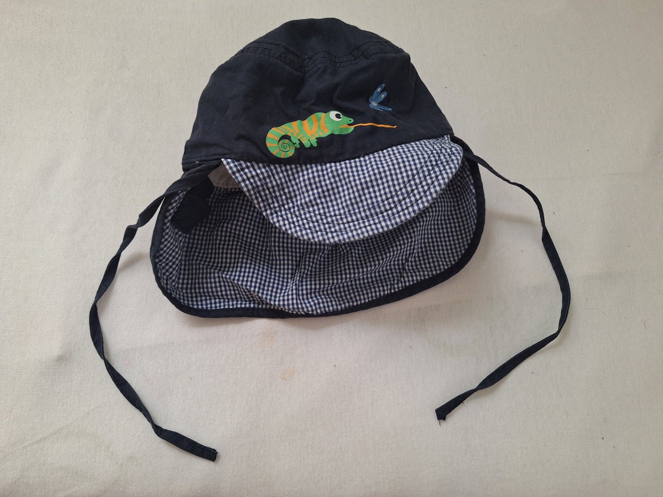 dunkelblauer Sommerhut mit Nackenkrempe und Schirmchen für Babys mit Schnüren, Gr. 48/49/ Schirmmütze