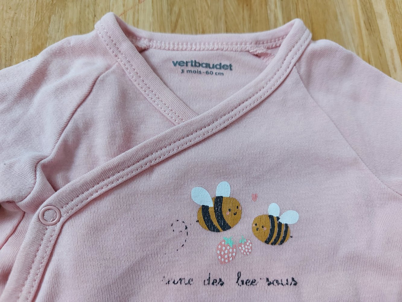 rosafarbener Langarm-Wickelbody mit Bienchen Gr. 60