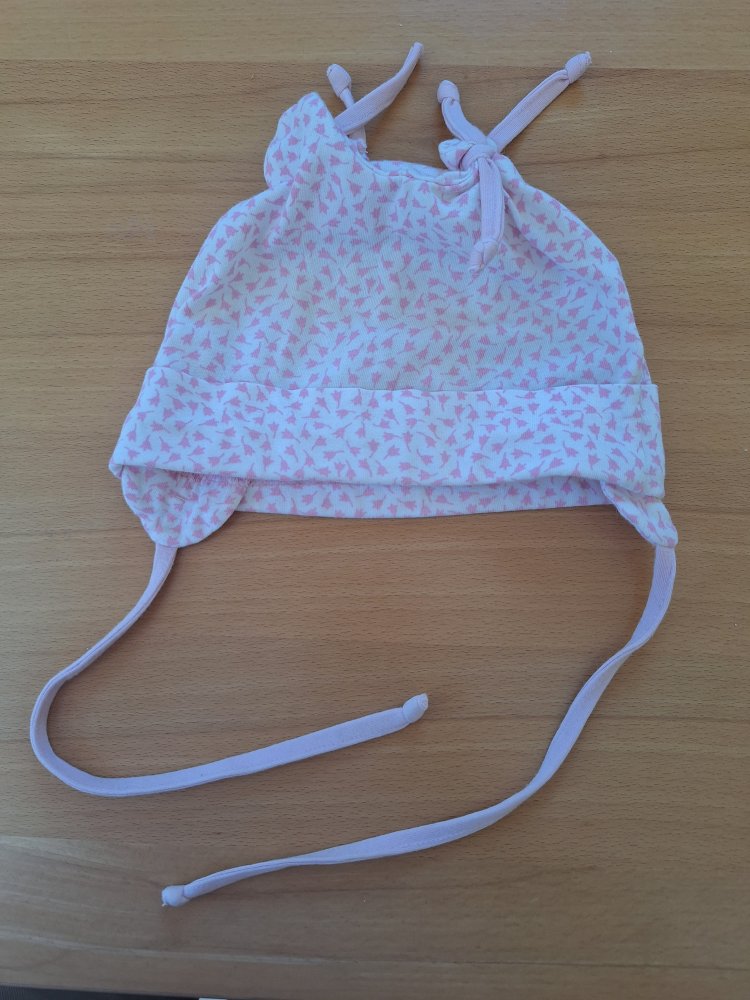 rosa gemustertes Mützchen mit Schnüren, Gr. 45